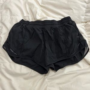 Lululemon Hotty Hot Low-Rise Lined Short 2.5" black size 6 great condition!